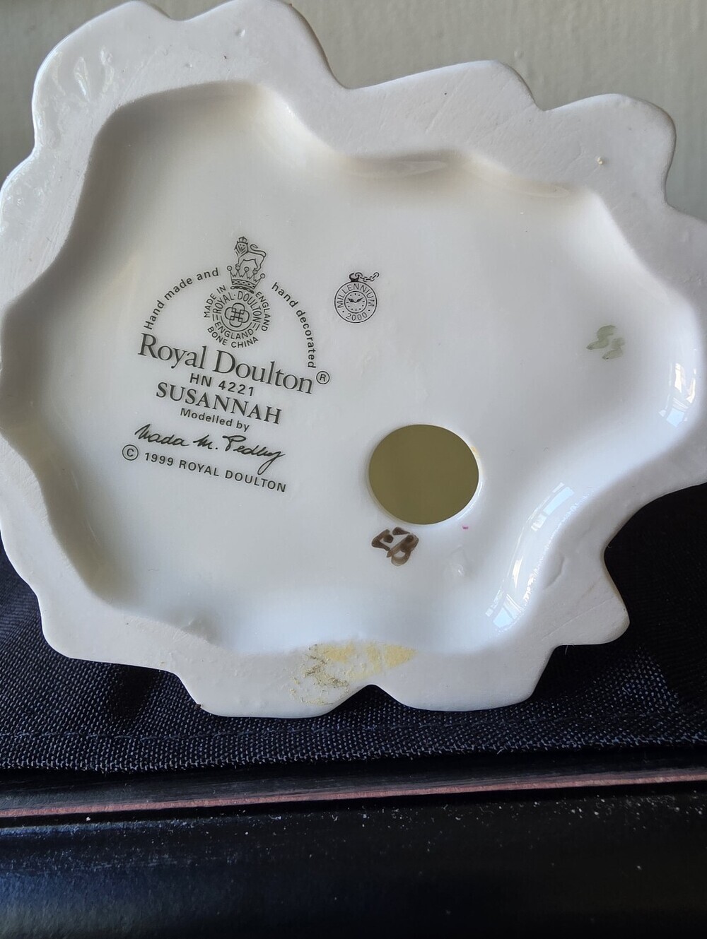 Royal Doulton Figurine Susannah HN 4221 - Picture 3 of 3